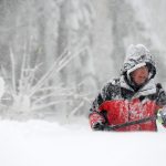 Cidade é soterrada por dois metros de neve em Nova York