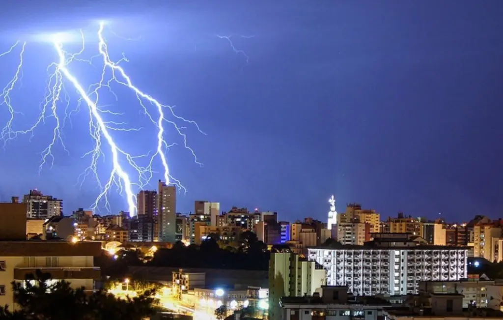 Frente fria colocará fim à onda de calor com chuva e temporais