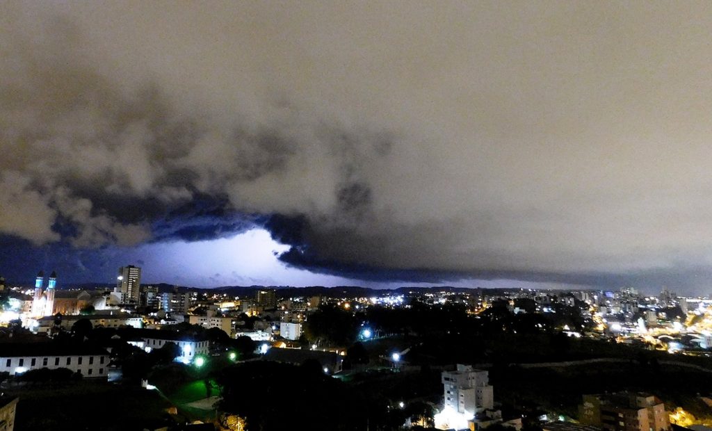 Chuva bate 50 mm em algumas regiões e segue em parte do estado
