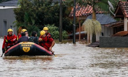 **ALERTA** Chuva extrema e risco de enchentes no Sul do Brasil Evento extremo de chuva vai atingir nos últimos dias de novembro e o começo de dezembro o Leste de Santa Catarina e o Paraná. Acumulados de dias devem ser equivalentes aos de meses com alto risco de enchentes.