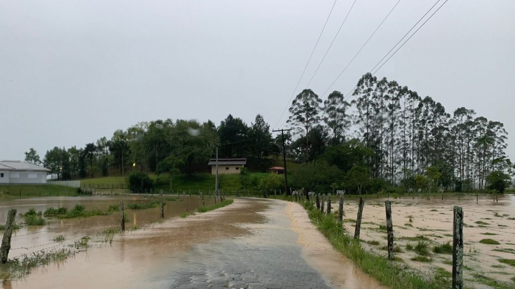 Chuva bate 600 mm, mais cidades em emergência e alerta segue em SC