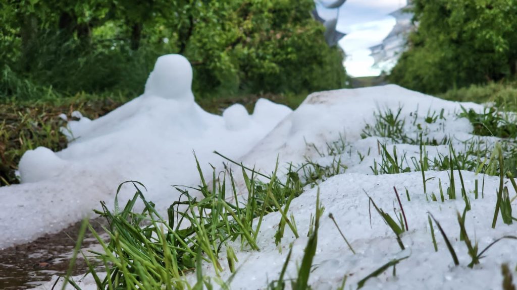 Gelo sobre gelo em rara combinação de granizo e geada