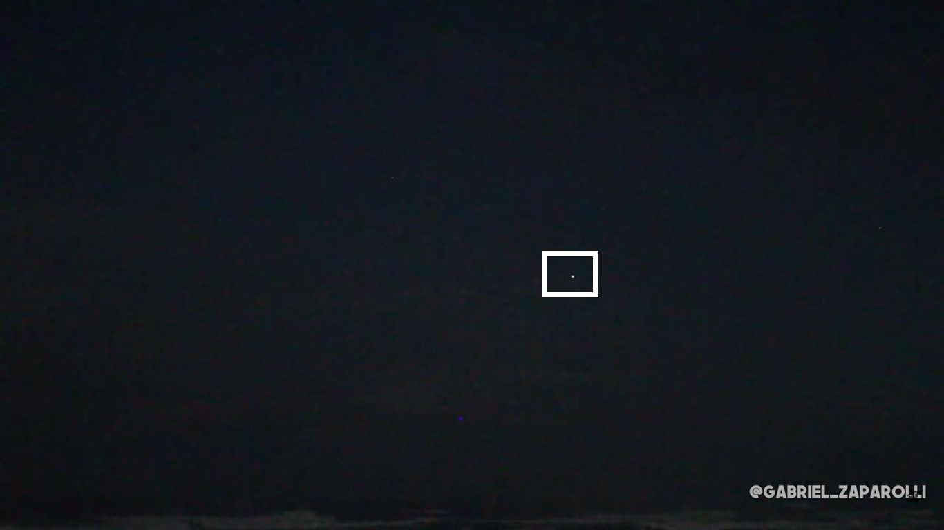 Cinegrafista grava na costa gaúcha luzes misteriosas vistas por pilotos Tripulações de aeronaves comunicaram pela quinta noite seguida o avistamento de luzes não identificadas no céu do Rio Grande do Sul