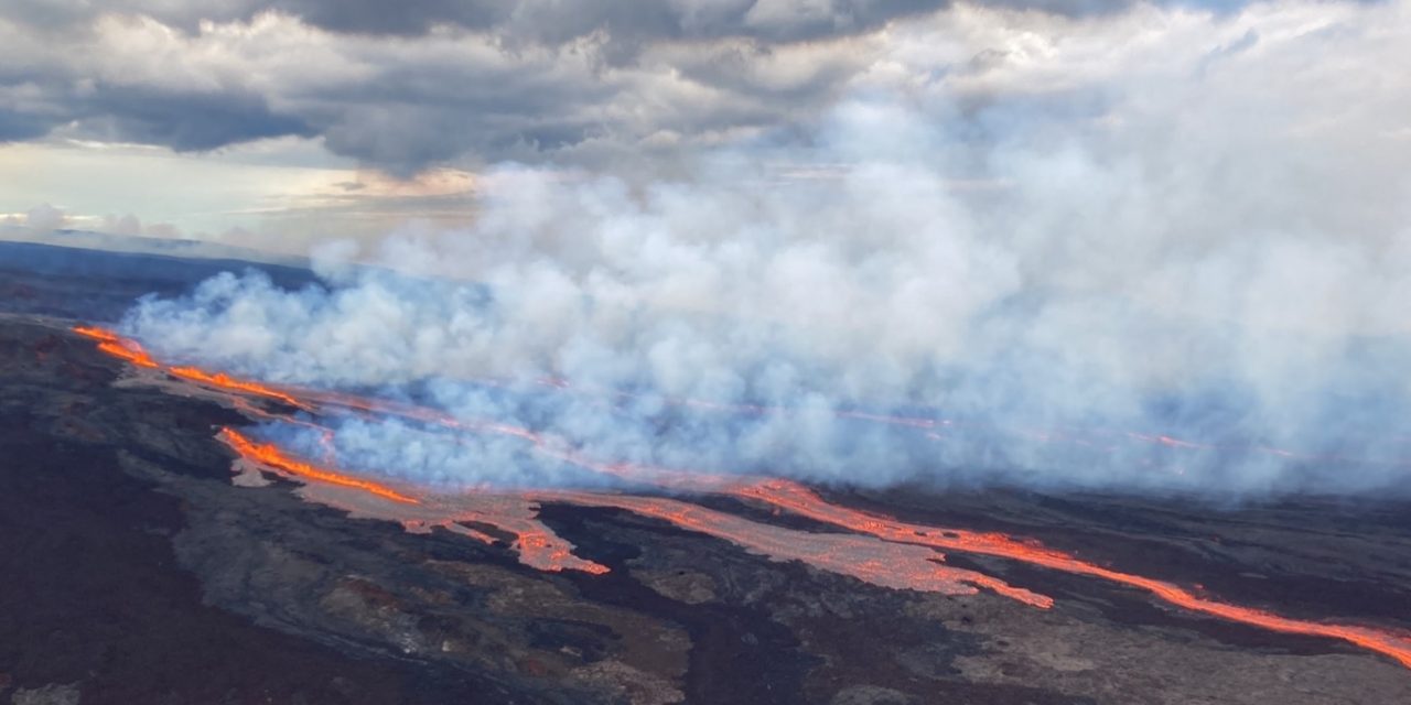 <span class="entry-title-primary">Maior vulcão ativo do mundo entra em erupção e expele lava</span> <h2 class="entry-subtitle">Vulcão de Mauna Loa não tinha uma erupção desde a década de oitenta e há alerta de queda de cinzas no estado do Havaí</h2>