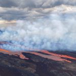 Maior vulcão ativo do mundo entra em erupção e expele lava