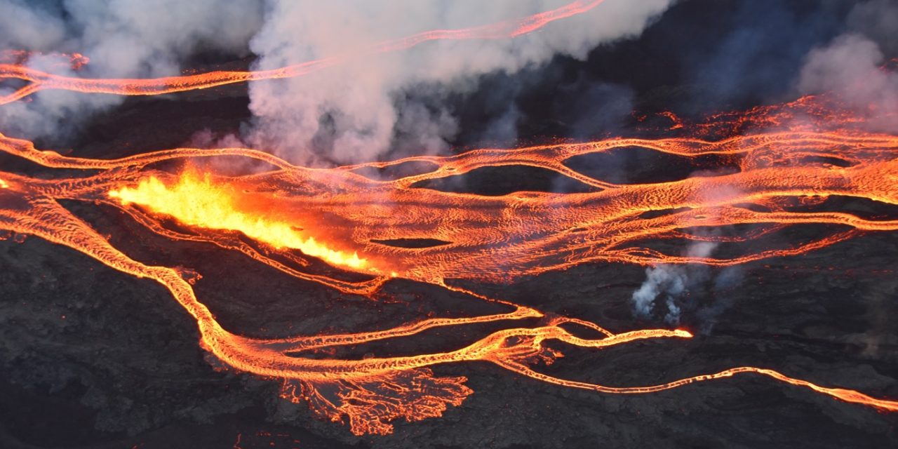 <span class="entry-title-primary">Vulcão forma rios de lava no Havaí – Veja as imagens!</span> <h2 class="entry-subtitle">Vulcão Mauna Loa, o maior em atividade no mundo, entrou em erupção na segunda e expele jatos de lava de até 60 metros de altura </h2>