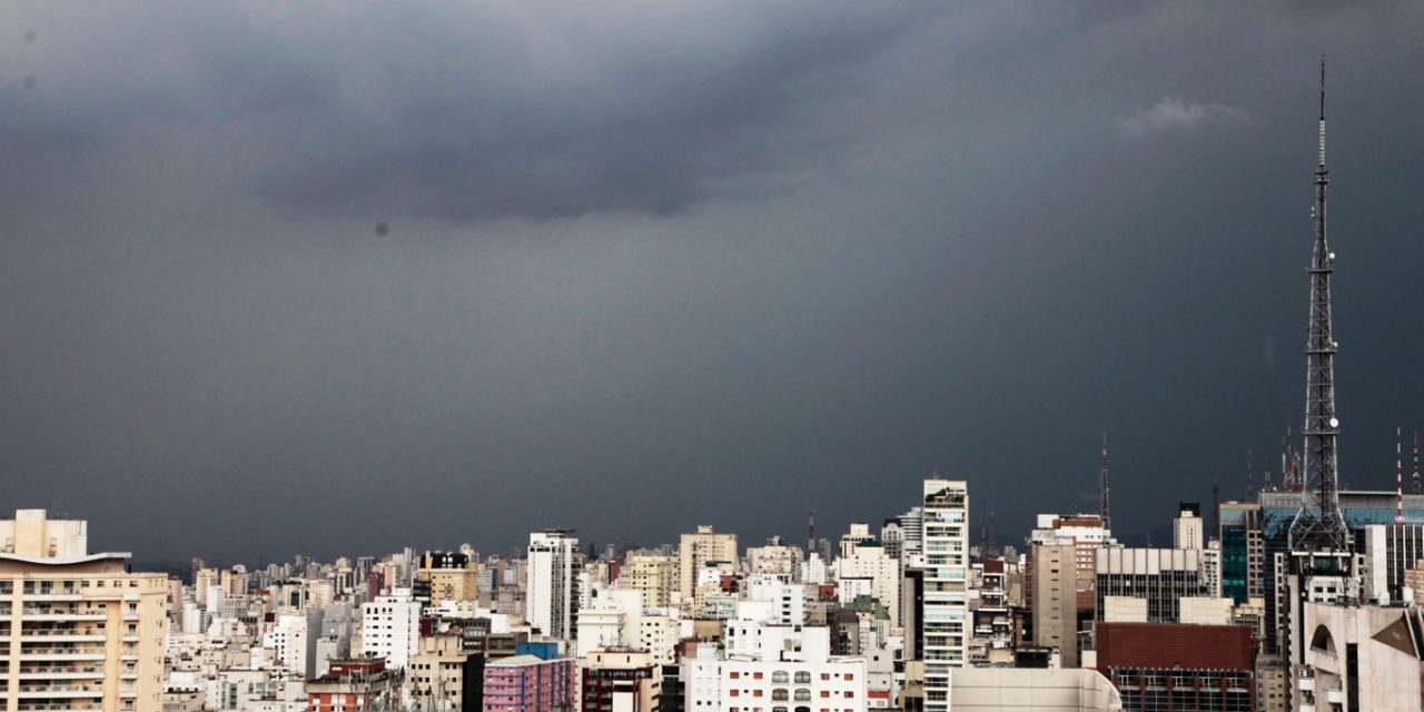 <span class="entry-title-primary">São Paulo terá chuva forte e temporais frequentes nos próximos dias</span> <h2 class="entry-subtitle">Dinâmica atmosférica típica de verão é esperada para a capital paulista com chuva frequente e episódios de precipitação torrencial </h2>
