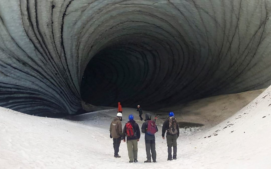 Tragédia com turista brasileiro em Ushuaia coincidiu com ar quente Bloco de gelo desmoronou em caverna de parque nacional em dia que foi de temperatura muito alta e calor na Patagônia