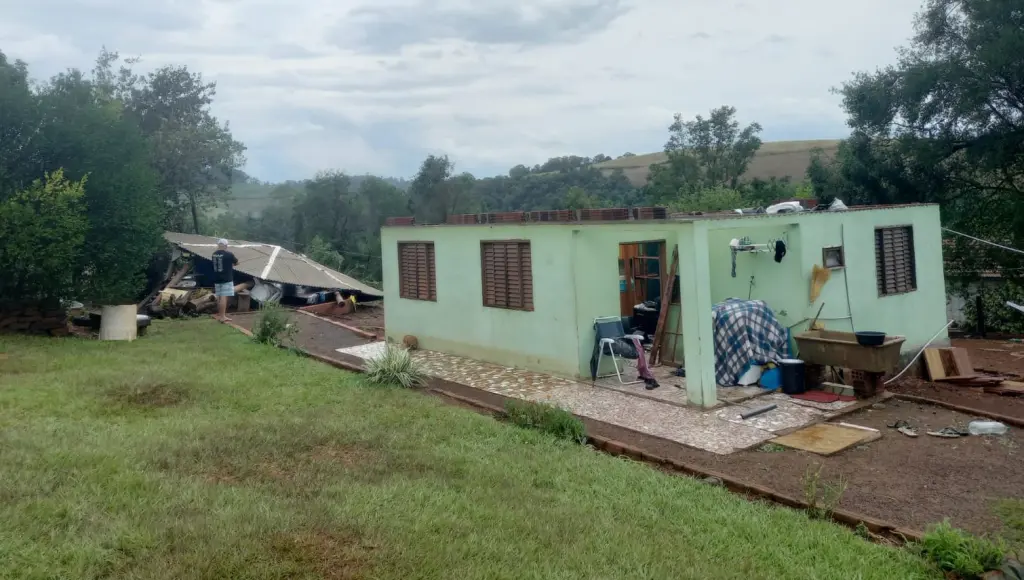 Fortes temporais avançam pelo Sul do Brasil e causam estragos