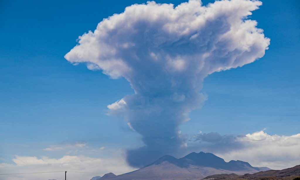 Vulcão que trouxe cinzas ao Brasil em 1993 entra em erupção