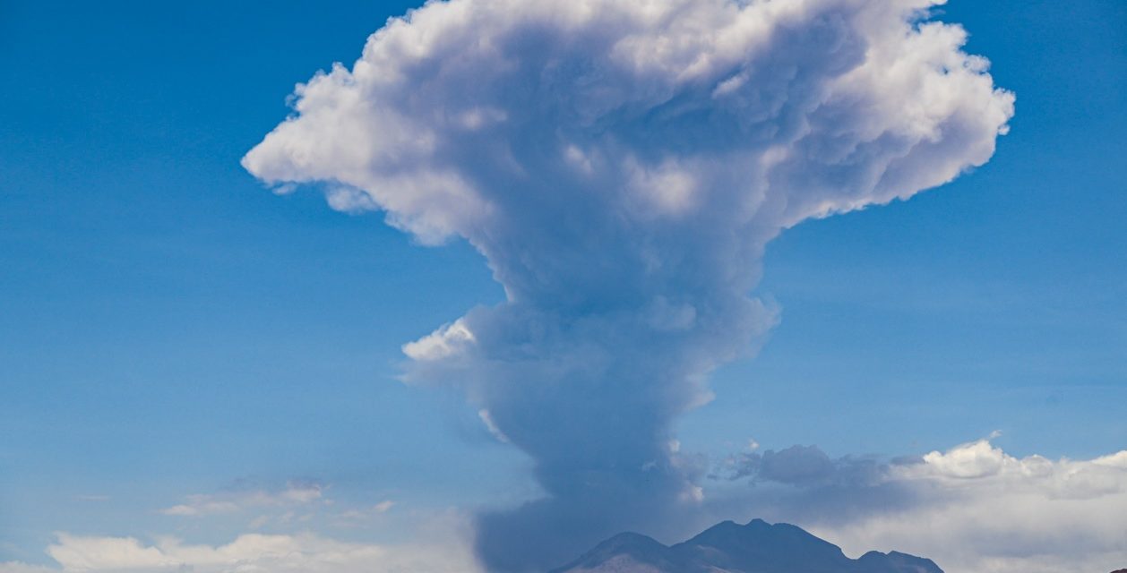 <span class="entry-title-primary">Vulcão que trouxe cinzas ao Brasil em 1993 entra em erupção</span> <h2 class="entry-subtitle">Coluna de cinzas de seis quilômetro se ergue sobre o Norte do Chile depois do evento eruptivo do vulcão Láscar na região de San Pedro do Atacama</h2>