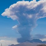 Vulcão que trouxe cinzas ao Brasil em 1993 entra em erupção