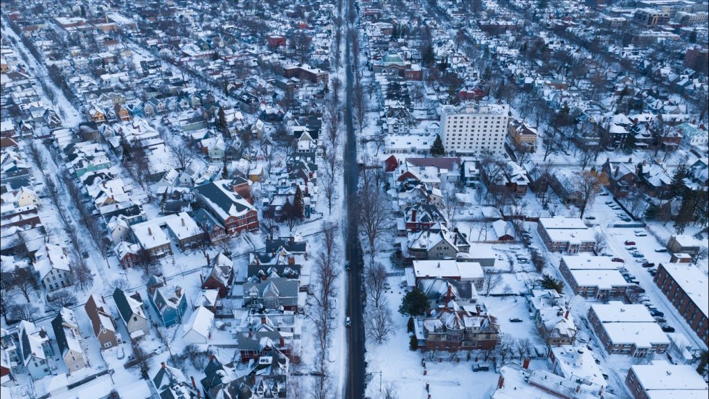 Imagens aéreas mostram a cidade de Buffalo tomada pela neve
