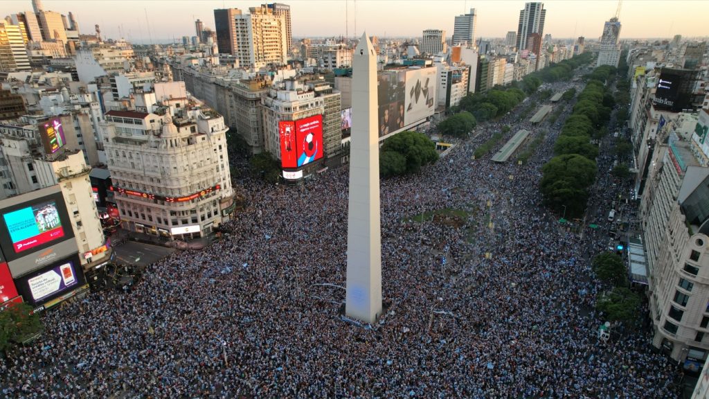 Céu celeste e branco para a maior festa da história argentina