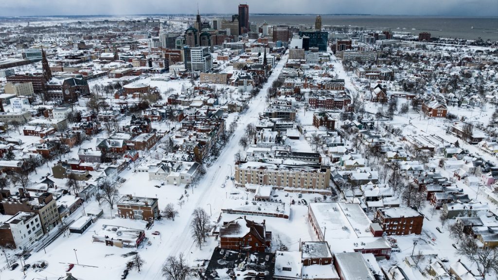 Desastre branco em Nova York: apelos dramáticos para não morrer de frio