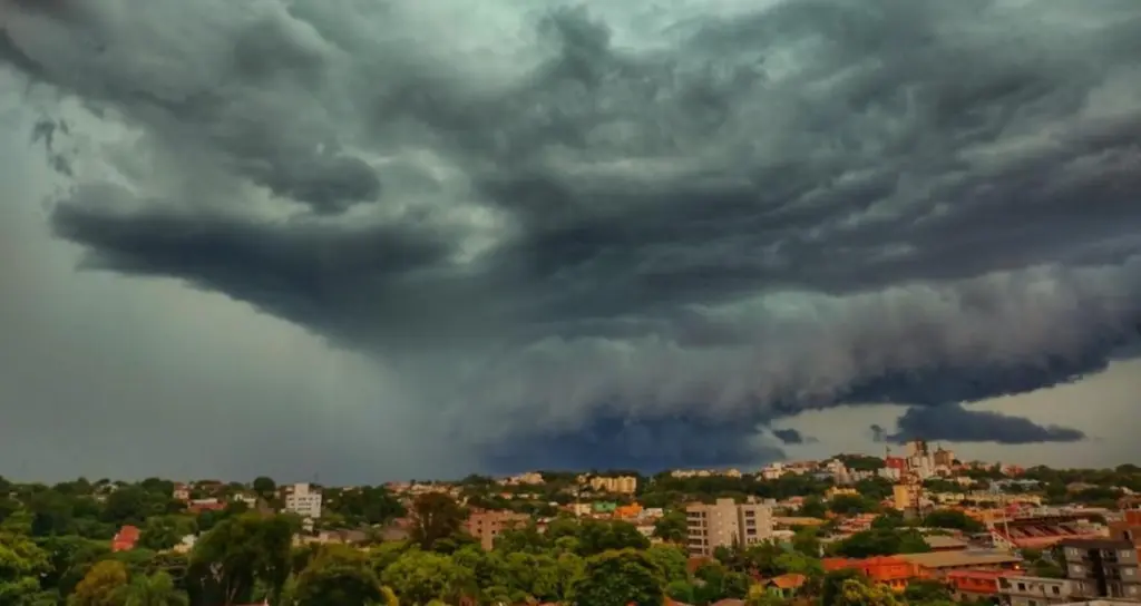 Chuva atinge três estados do Sul com risco de temporais neste domingo