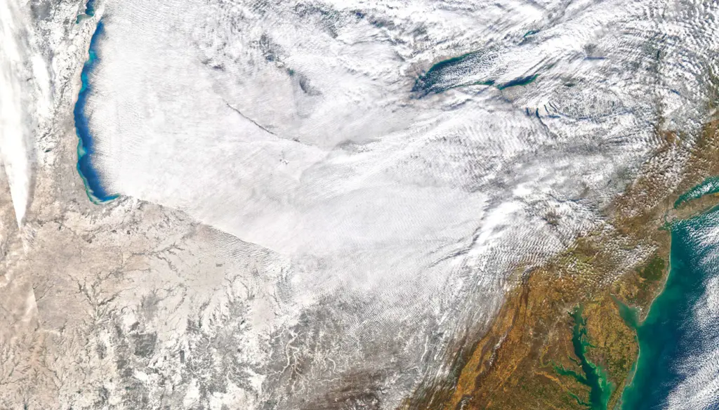 Satélite da NASA registra enorme área dos EUA congelada