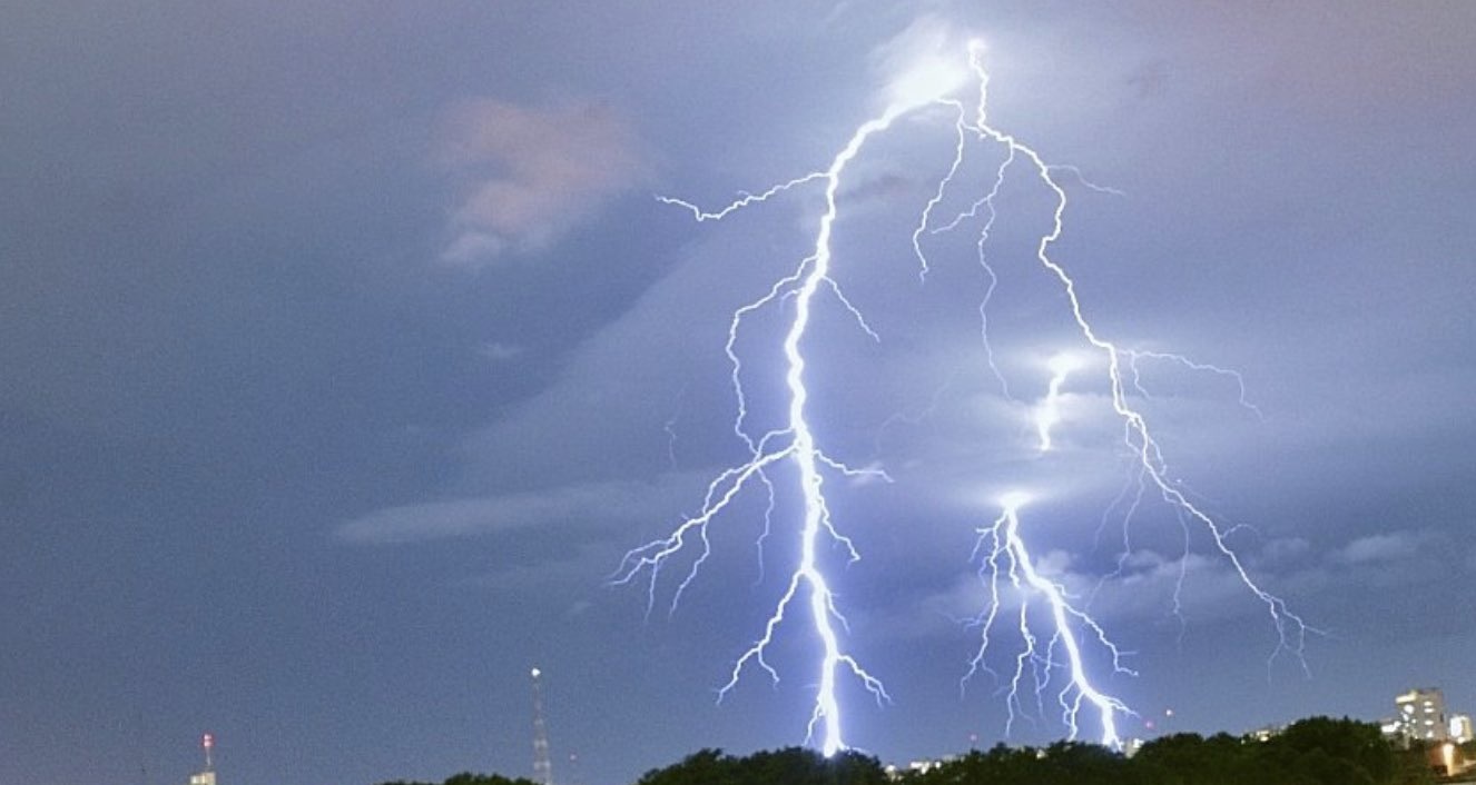 Temporais causam estragos no Uruguai após calor extremo Fortes áreas de instabilidade ingressaram no final da sexta-feira com chuva e vendavais fortes em algumas localidades