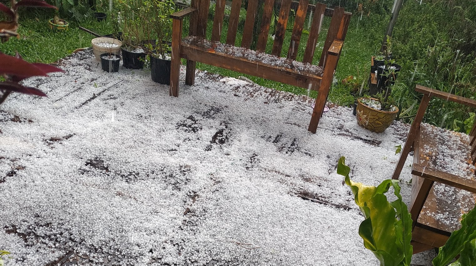 Temporais de granizo atingem Paraná e Santa Catarina Fortes áreas de instabilidade isoladas atuam sobre os dois estados na tarde desta sexta com tempestades isoladas