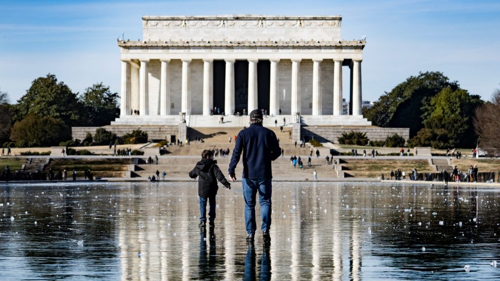 Cartão postal da capital norte-americana congela e tem até patinação