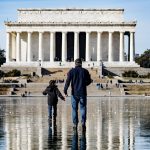 Cartão postal da capital norte-americana congela e tem até patinação