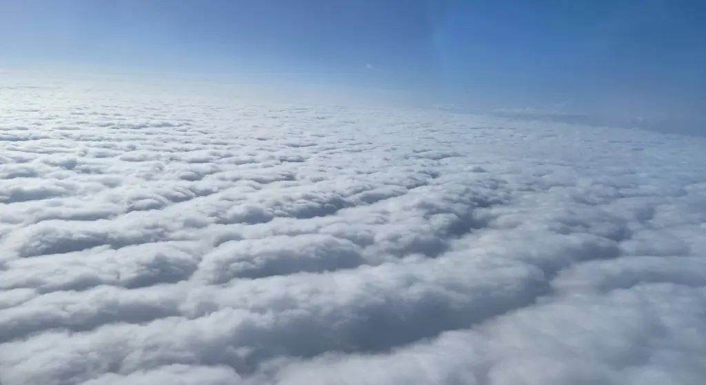 Mar de nuvens e ar frio trazem dia com cara de maio no fim do ano