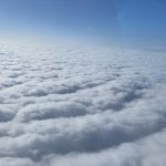 Mar de nuvens e ar frio trazem dia com cara de maio no fim do ano