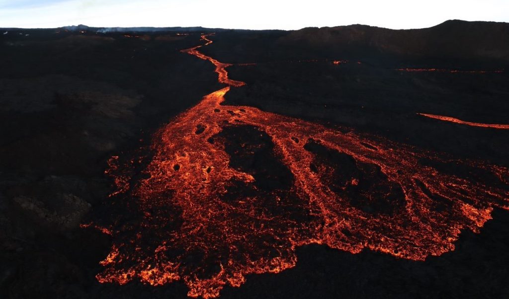 Rios de lava do vulcão ameaçam atingir auto-estrada no Havaí