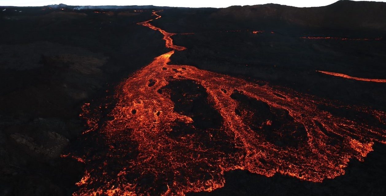 <span class="entry-title-primary">Rios de lava do vulcão ameaçam atingir auto-estrada no Havaí</span> <h2 class="entry-subtitle">Vulcão Mauna Loa entrou em erupção na segunda-feira e chegou a lançar jatos de lava de 60 metros de altura </h2>