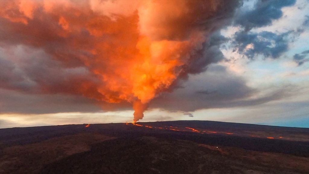 Cessa erupção do maior vulcão do mundo após dias expelindo lava