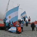 Festa pelo tricampeonato de bermuda e manga curta na Antártida
