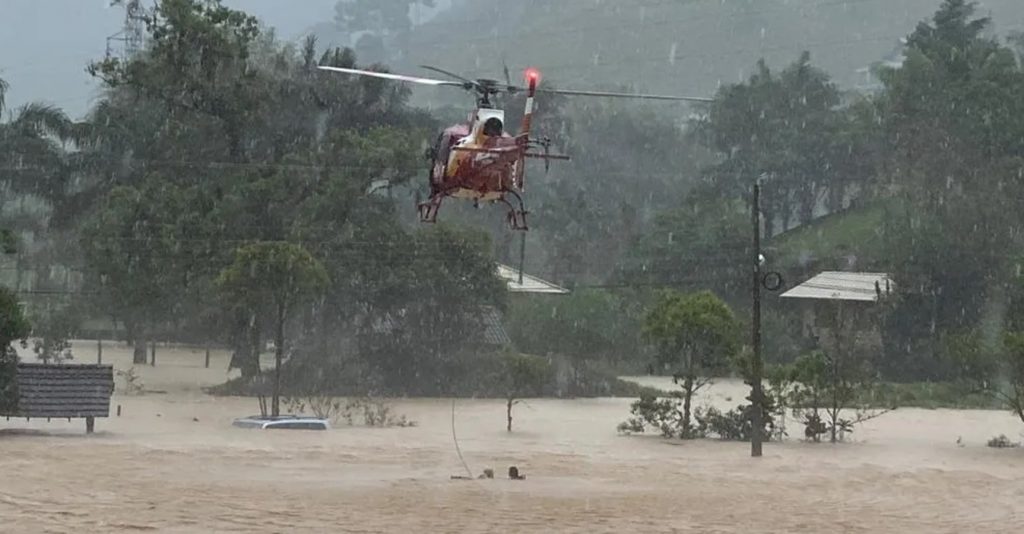 Chuva inunda Grande Florianópolis, suspende aulas e bloqueia BR-101