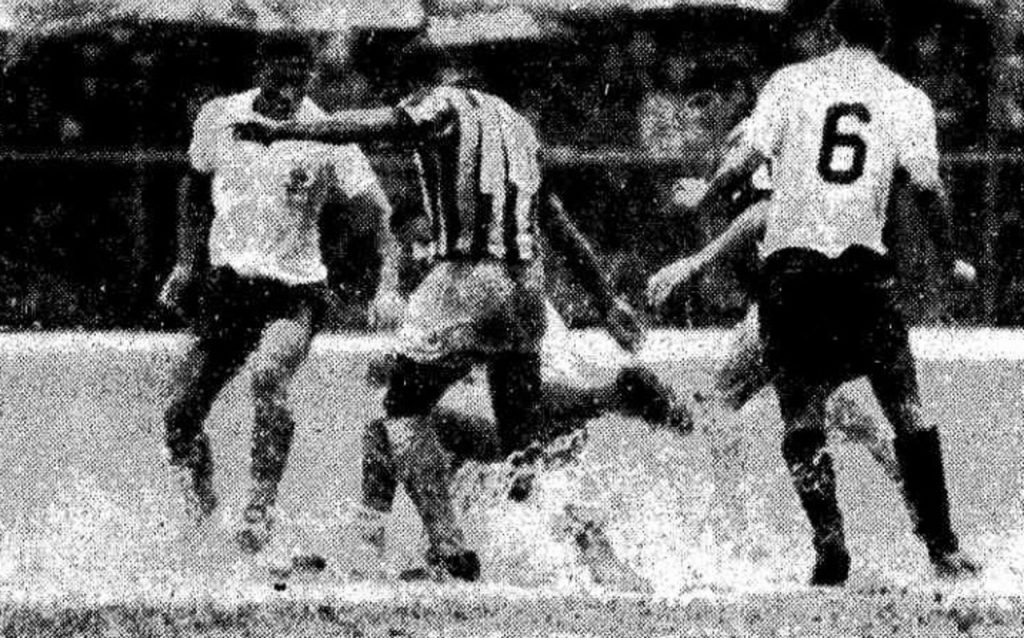 Como a chuva mudou a história do gol mil do Rei Pelé