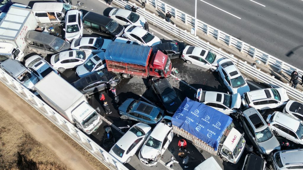 Nevoeiro provoca acidente com 200 veículos na China