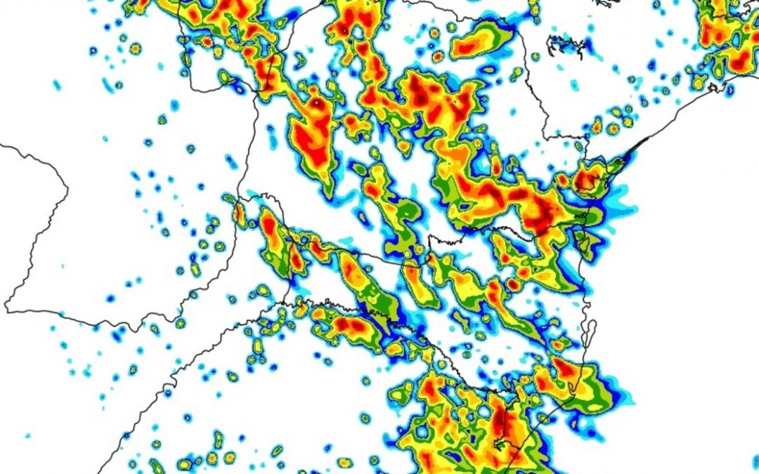 Chuva forte e temporais isolados no Paraná e em Santa Catarina Domingo terá chuva localmenten forte a torrencial com risco de temporais nos dois estados. Neste sábado, chuva forte alagou em Curitiba.