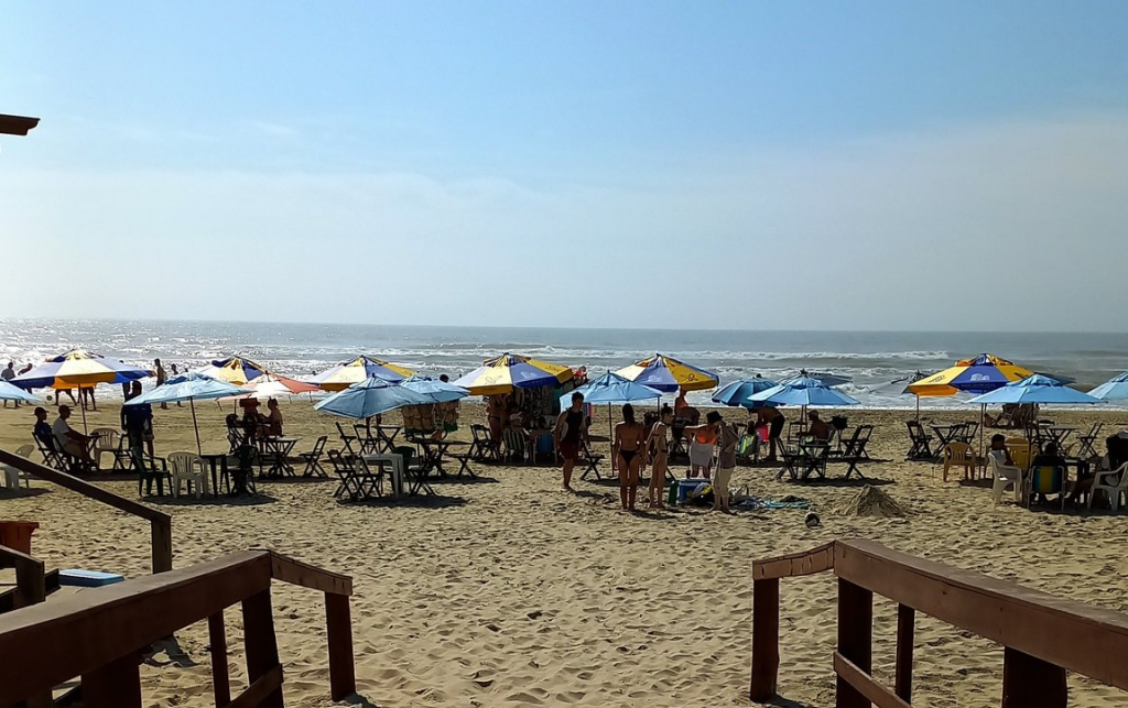 Sábado proveitoso na praia teve chuva forte no interior