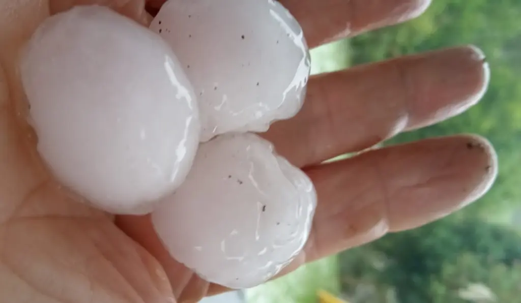 Onda de temporais começa com granizo grande no Norte gaúcho
