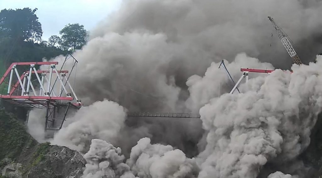 Erupção explosiva de vulcão gera “avalanche de lava” na Indonésia