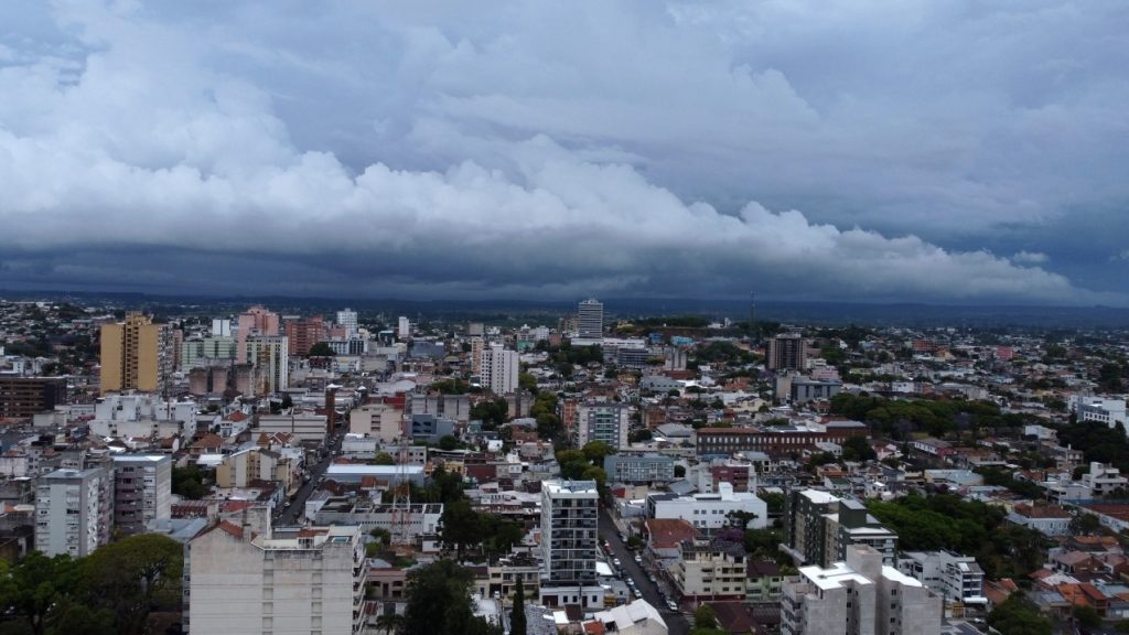 Abafamento trará chuva irregular e localmente forte neste domingo
