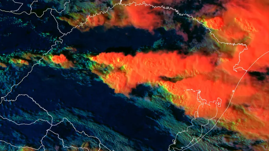 Frente fria traz chuva forte, granizo e vento de até 136 km/h