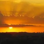Previsão do tempo: fim de semana terá sol, calor e chuva isolada