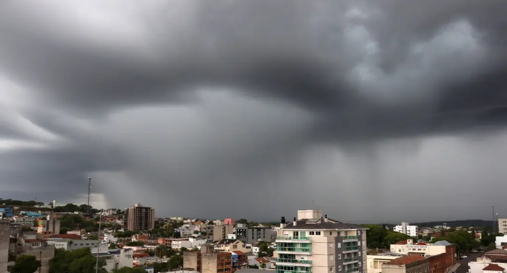 Calorão deve levar à chuva e temporais isolados no fim de semana