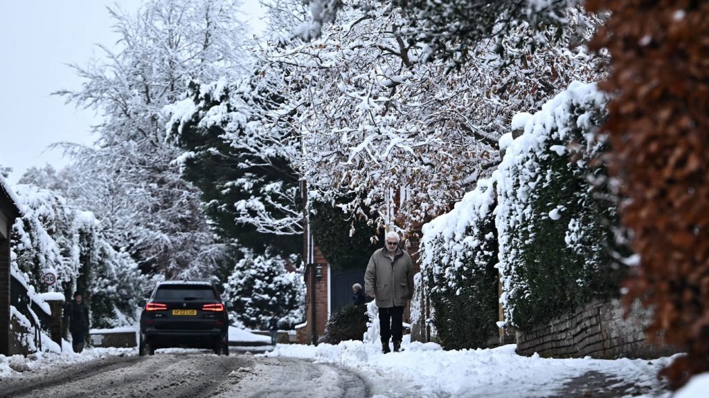 Neve provoca cenas de caos nos transportes do Reino Unido