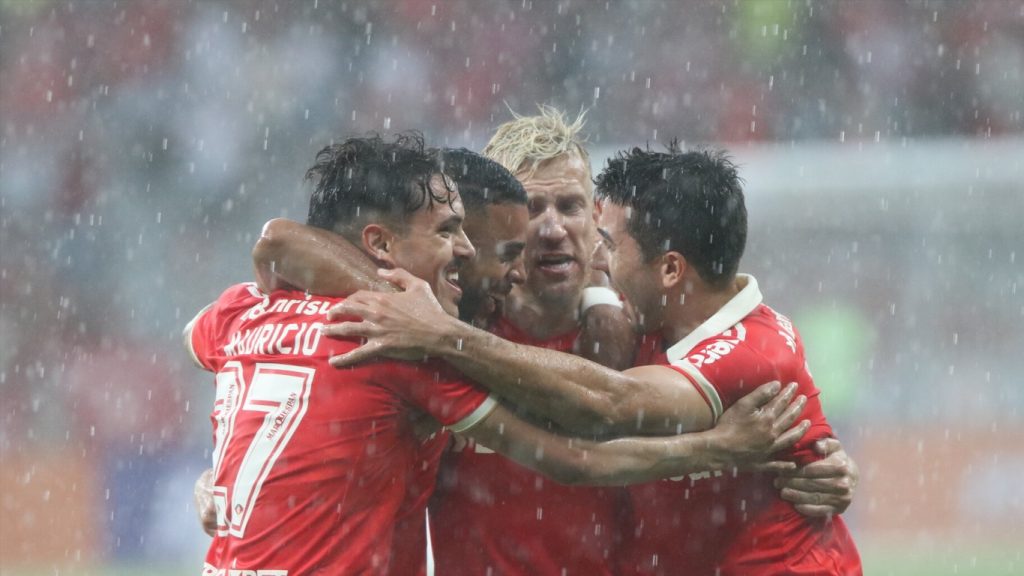 Sul de Porto Alegre tem chuva de meio mês em uma hora