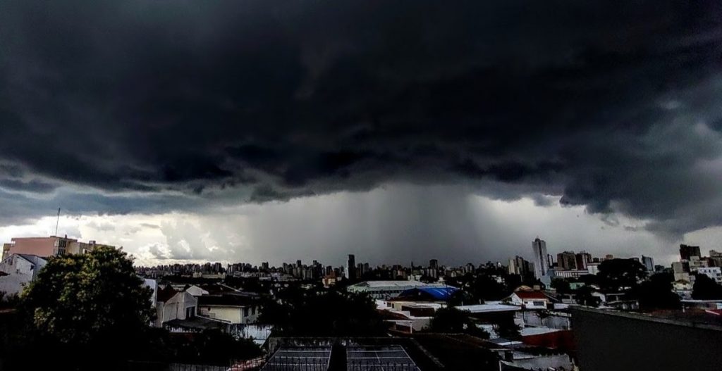 Primeiras tardes de calor do ano terminam em temporal em Curitiba