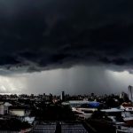Primeiras tardes de calor do ano terminam em temporal em Curitiba