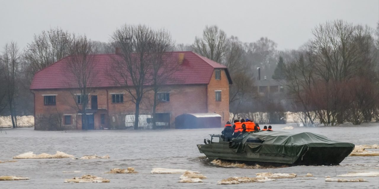 <span class="entry-title-primary">Letônia enfrenta as piores inundações em décadas</span> <h2 class="entry-subtitle">Inundação carregou blocos de gelos para cidades e forçou ações de emergência por parte das autoridades locais </h2>