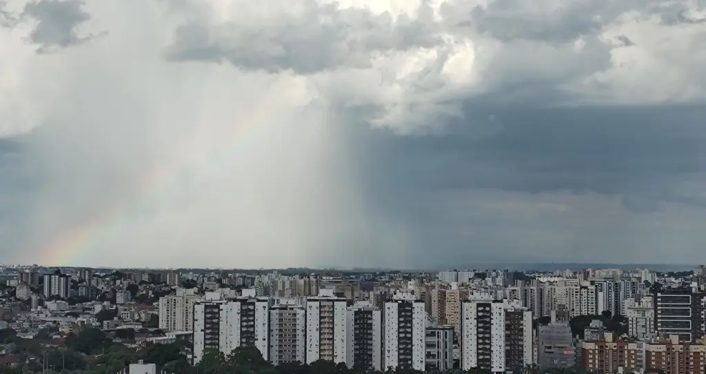 Frente fria alivia calor, traz abafamento e pouco efeito tem na estiagem
