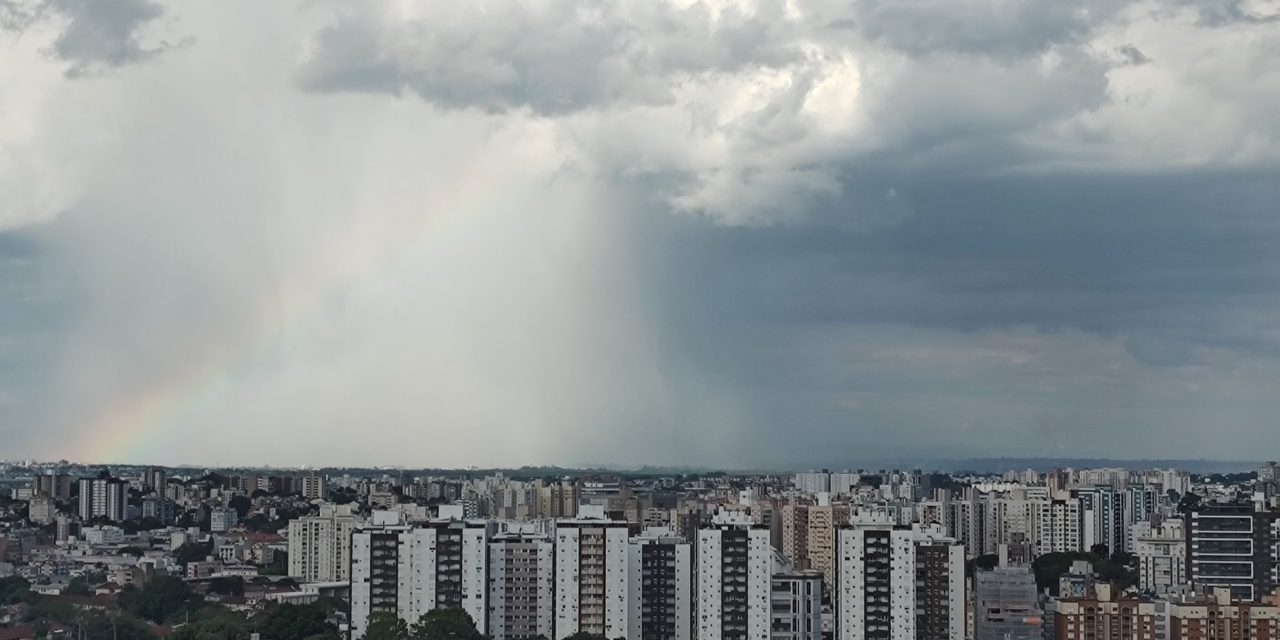 <span class="entry-title-primary">Frente fria alivia calor, traz abafamento e pouco efeito tem na estiagem</span> <h2 class="entry-subtitle">Passagem da frente fria pelo Rio Grande do Sul impediu a repetição das máximas extremas do domingo e provocou chuva bastante irregular </h2>