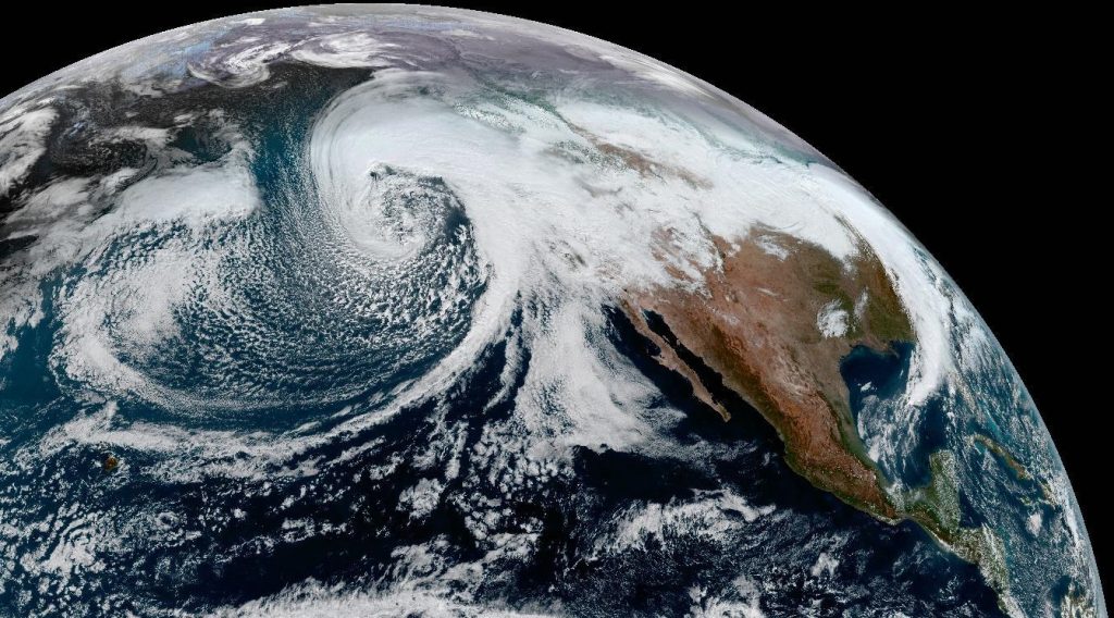 Ciclone bomba castiga a Califórnia com chuva, vento e neve